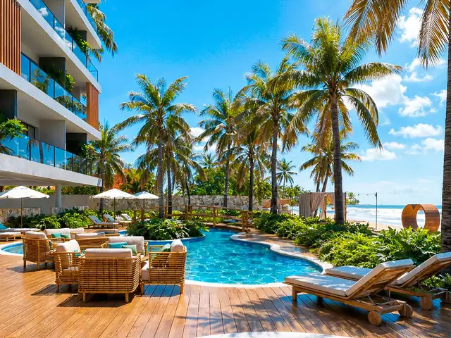 Piscina beira-mar
